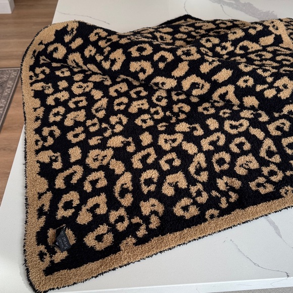 Barefoot Dreams CozyChic Animal Print Throw In The Wild blanket camel/black - Picture 6 of 8